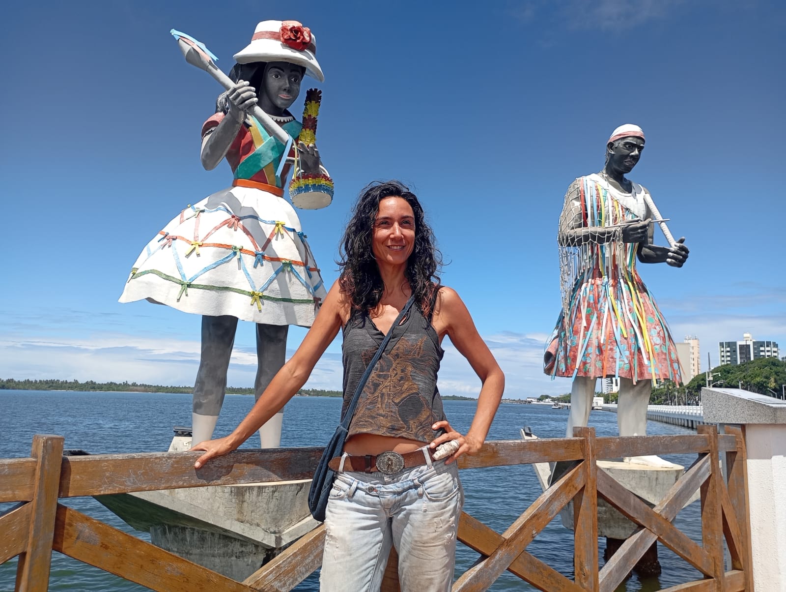 Mathilde au Brésil, devant des sculptures colorées